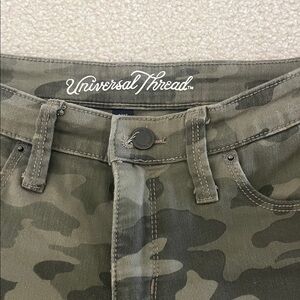 Universal Thread Green Camo Jeans High-Rise